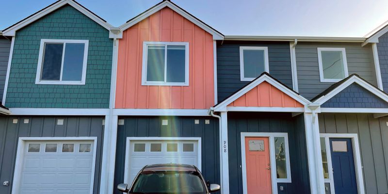 Long Beach House: 908 Oregon Ave