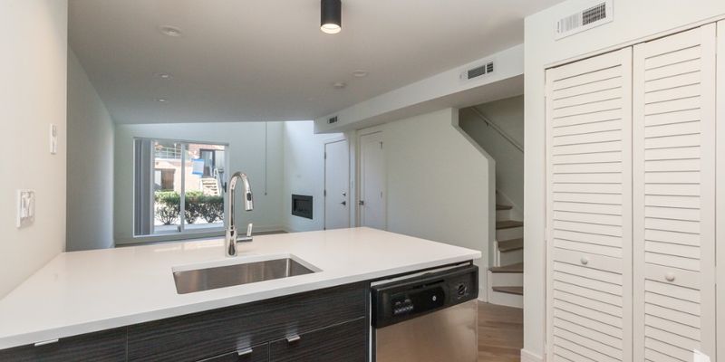 Chicago Apartment: 944 W Grace St