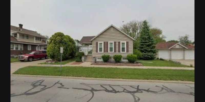 Port Clinton House: 111 E 6th St