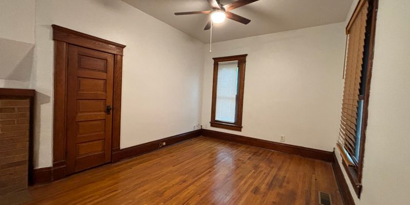 Hutchinson House: 116 S Maple St