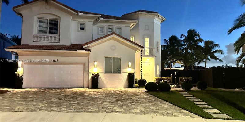 Doral House: 6801 NW 113th Ct #6801
