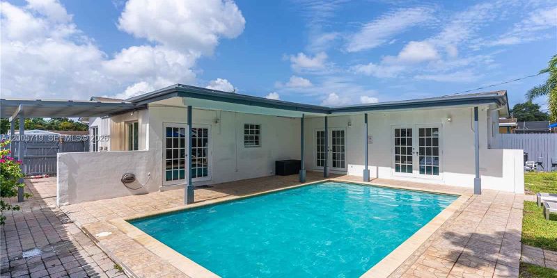 Hollywood House: 6452 Custer St