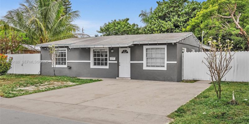 Hollywood House: 1624 S 23rd Ave