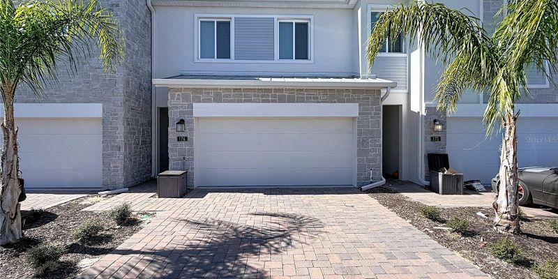 Four Corners House: 176 Bogey Dr