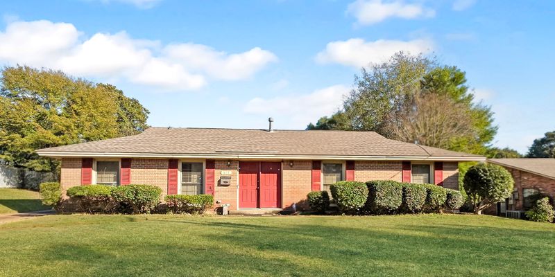 Montgomery House: 817 Dumont Dr