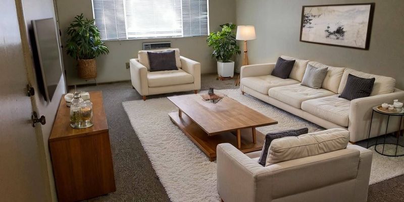 Hartland Apartment: 708 Mansfield Ct