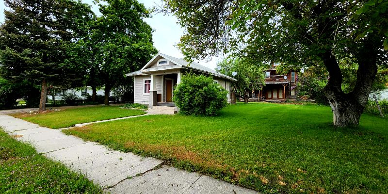 Smithfield House: 267 E Center St