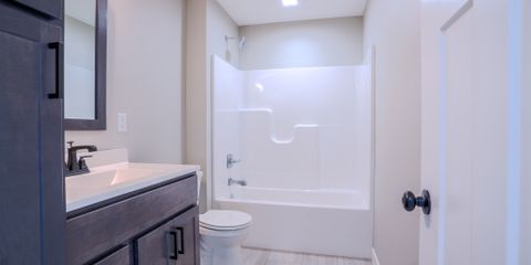 127KinsleyBathroom1-1.jpg