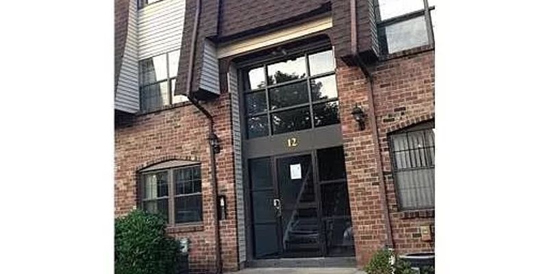 Iselin House: 1207 Green Hollow Dr, Iselin, NJ 08830