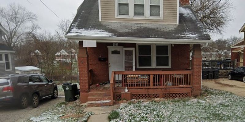 Cincinnati House: 3905 Race Rd