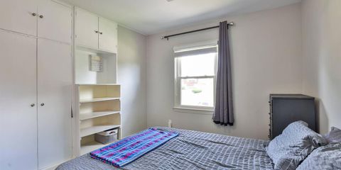 bed2-2builtins.jpg