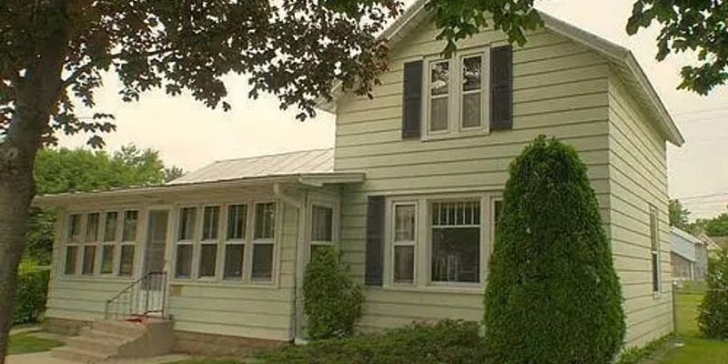 La Crosse House: 822 7th St S