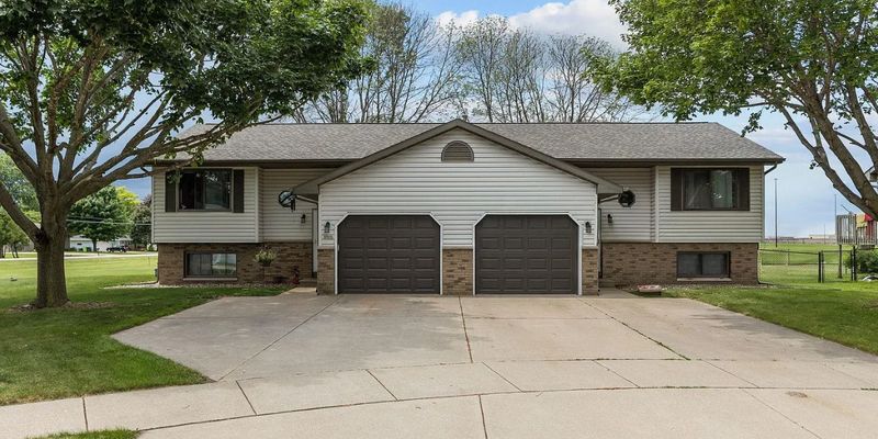 Oshkosh House: 3737 Western Ct