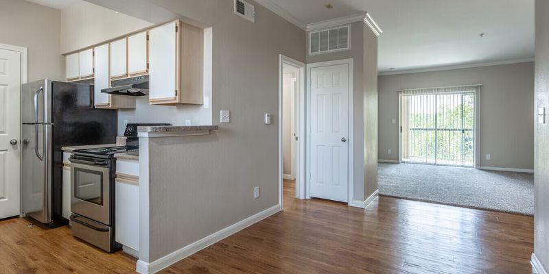 Houston Apartment: 9835 Windmill Lakes Blvd