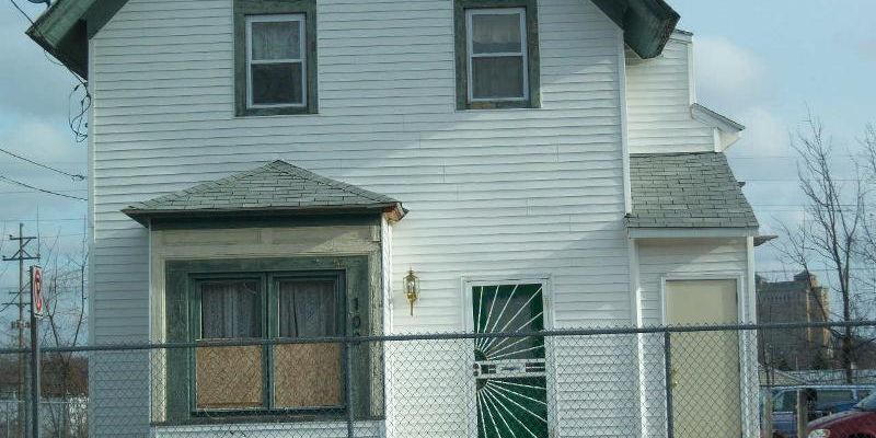 Battle Creek Apartment: 100 Upton Ave