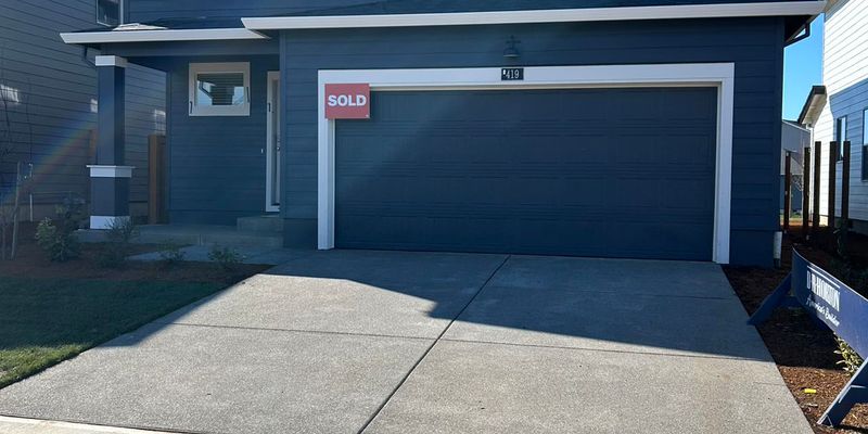 Salem House: 419 Pietro St NE