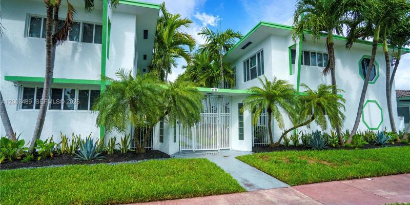 Miami Beach Townhome: 2180 Bay Dr