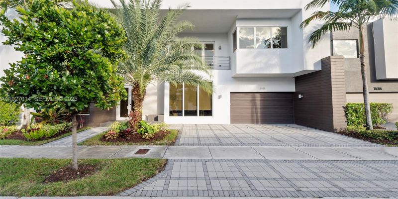 Doral House: 7455 NW 103rd Pl #1