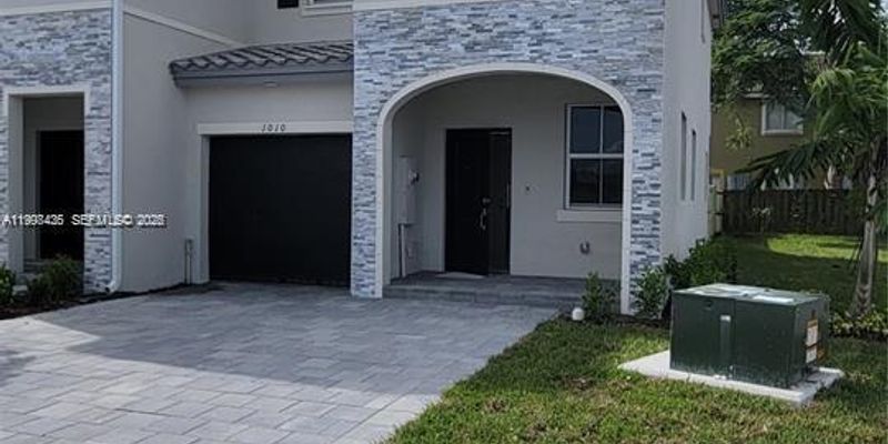 Homestead Townhome: 1010 SE 26th Ter