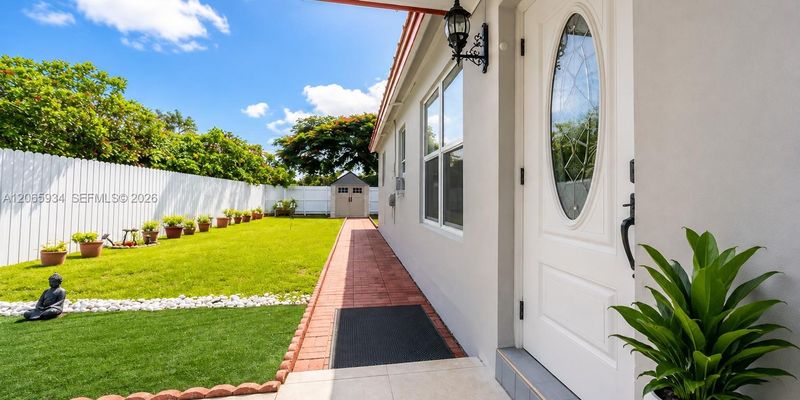 Hollywood House: 1600 N 68th Ave