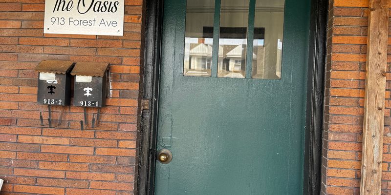 Omaha Apartment: 913 Forest Ave