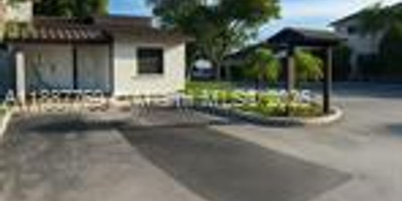 Miramar House: 6822 SW 39th St # 14G