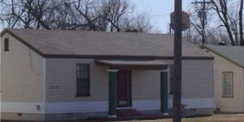 Midwest City House: 2212 South Air Depot Boulevard