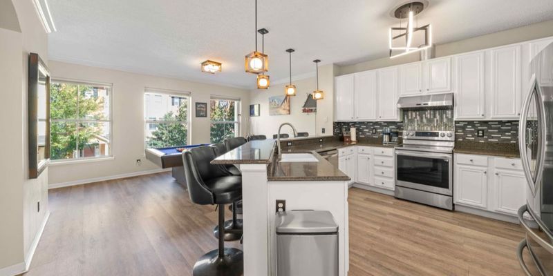 Woodbury House: 10283 Bleeker St