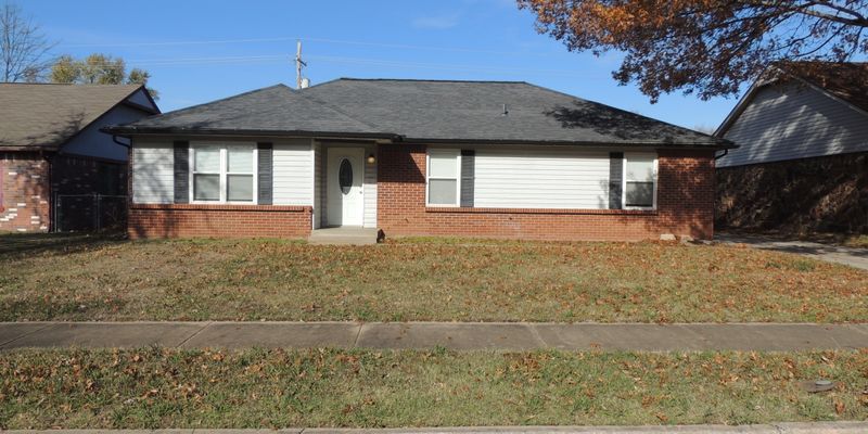 Broken Arrow House: 404 W Vicksburg St