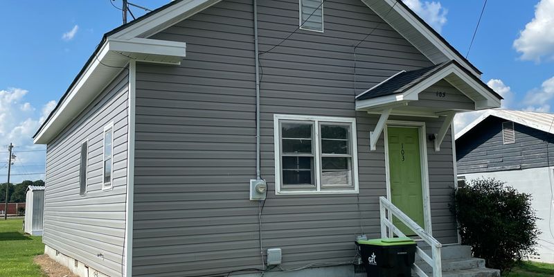 Kenly House: 103 N Alford Ave