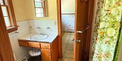 OAKWOOD RENTAL BATHROOM.jpg