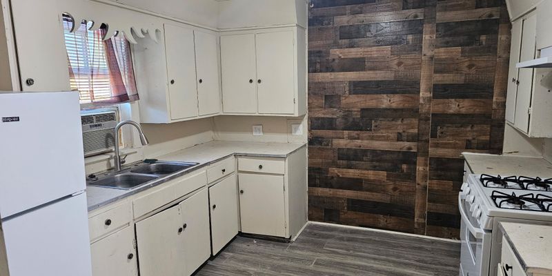 Lafayette House: 140 Ambroise St