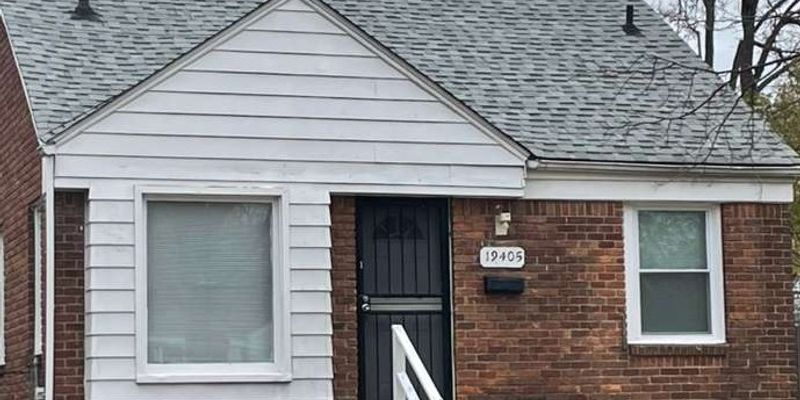 Detroit House: 19405 Barlow St