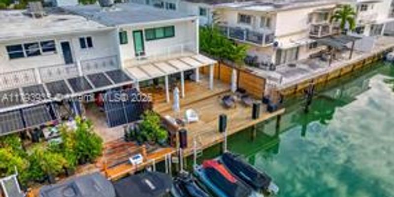 Miami House: 830 Raymond St
