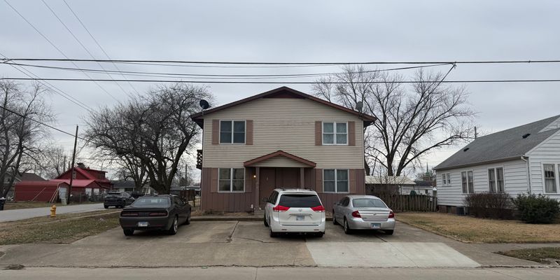 Effingham Apartment: 801 W St Anthony Ave