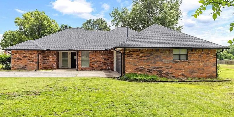 Shawnee House: 57 Serenada Ln