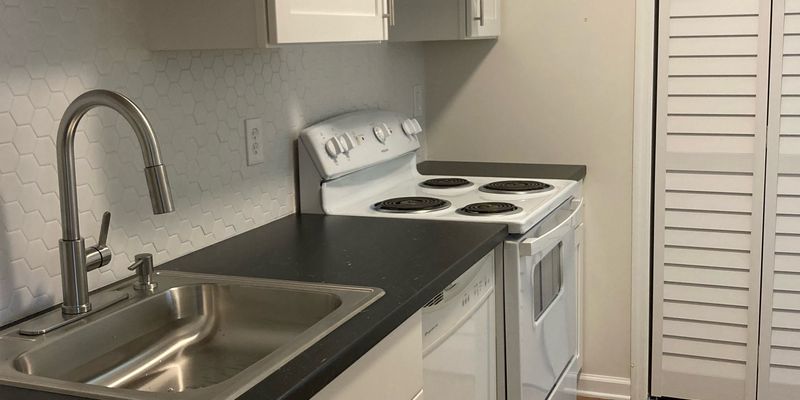 Summerville Apartment: 100 Drake Ct