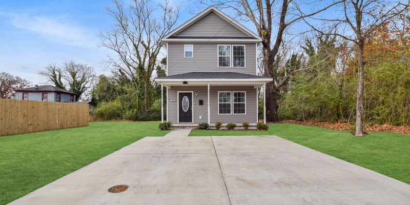 Suffolk House: 305 N Division St