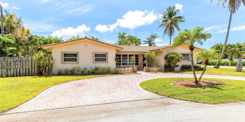 Lighthouse Point House: 3460 NE 28th Ave