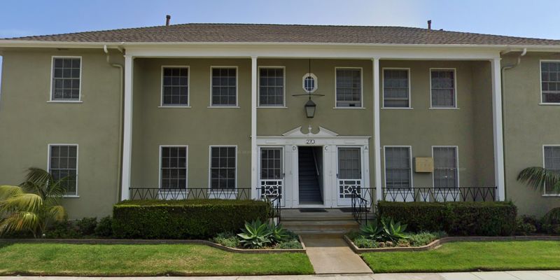Long Beach Apartment: 270 La Verne Ave