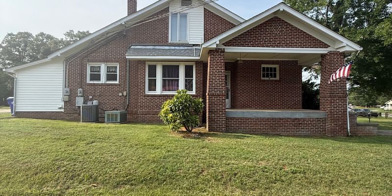 Pittsboro House: 839B Sanford Rd