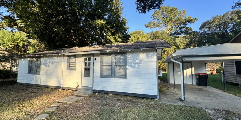 Lafayette House: 110 N Pine St