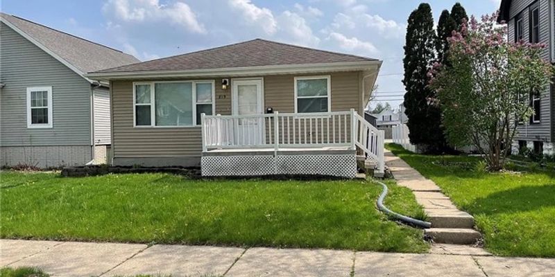 Cedar Rapids Townhome: 819 G Ave NW