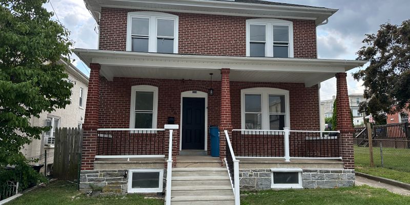 Bridgeport House: 356 Coates St