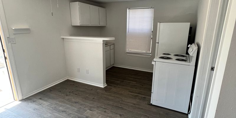 Kingsville Apartment: 303 W Richard Ave