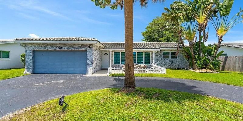 Hollywood House: 4100 N 36th Ave