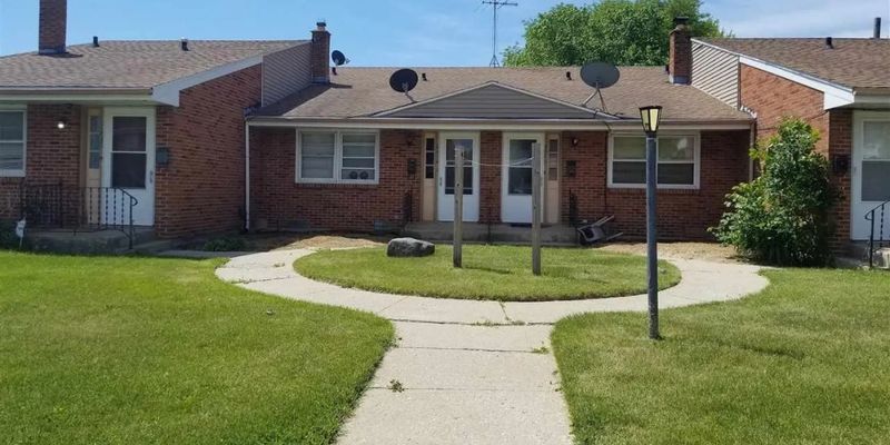 Rockford Apartment: 2812 Halsted Rd