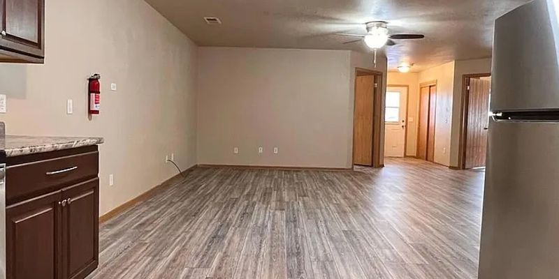 Adel House: 1010 Grove St