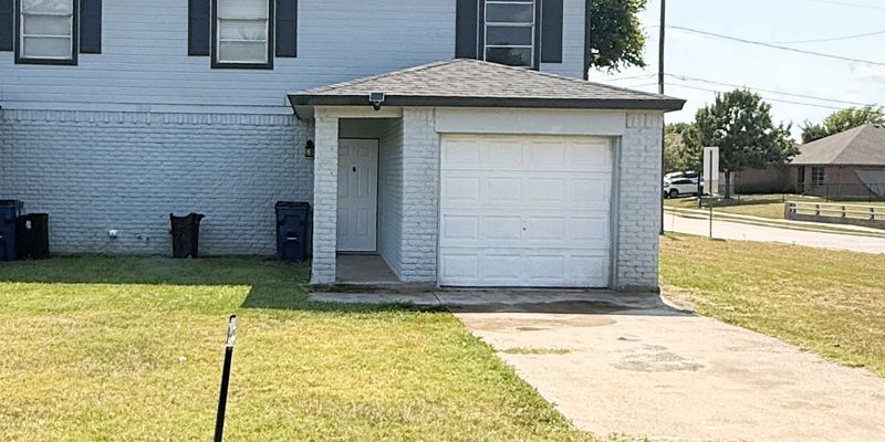 Burleson House: 1025 NW Summercrest Blvd