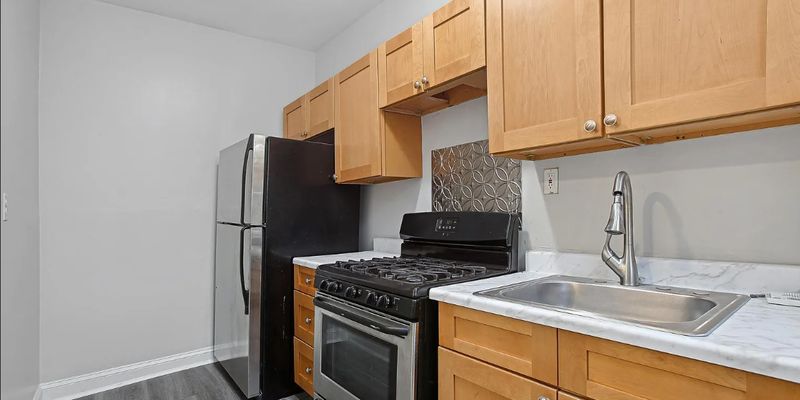 Baltimore Apartment: 255X W Lombard St